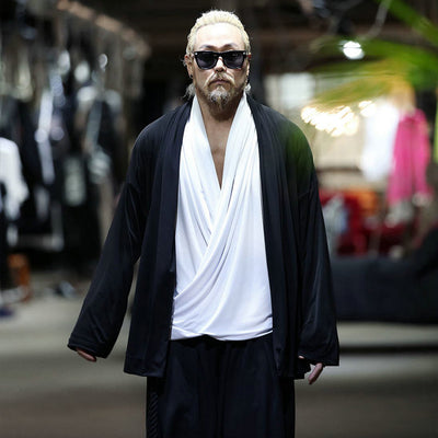 Men&#39;s new one button V-neck asymmetric fold loose fashion dark top youth stage performance